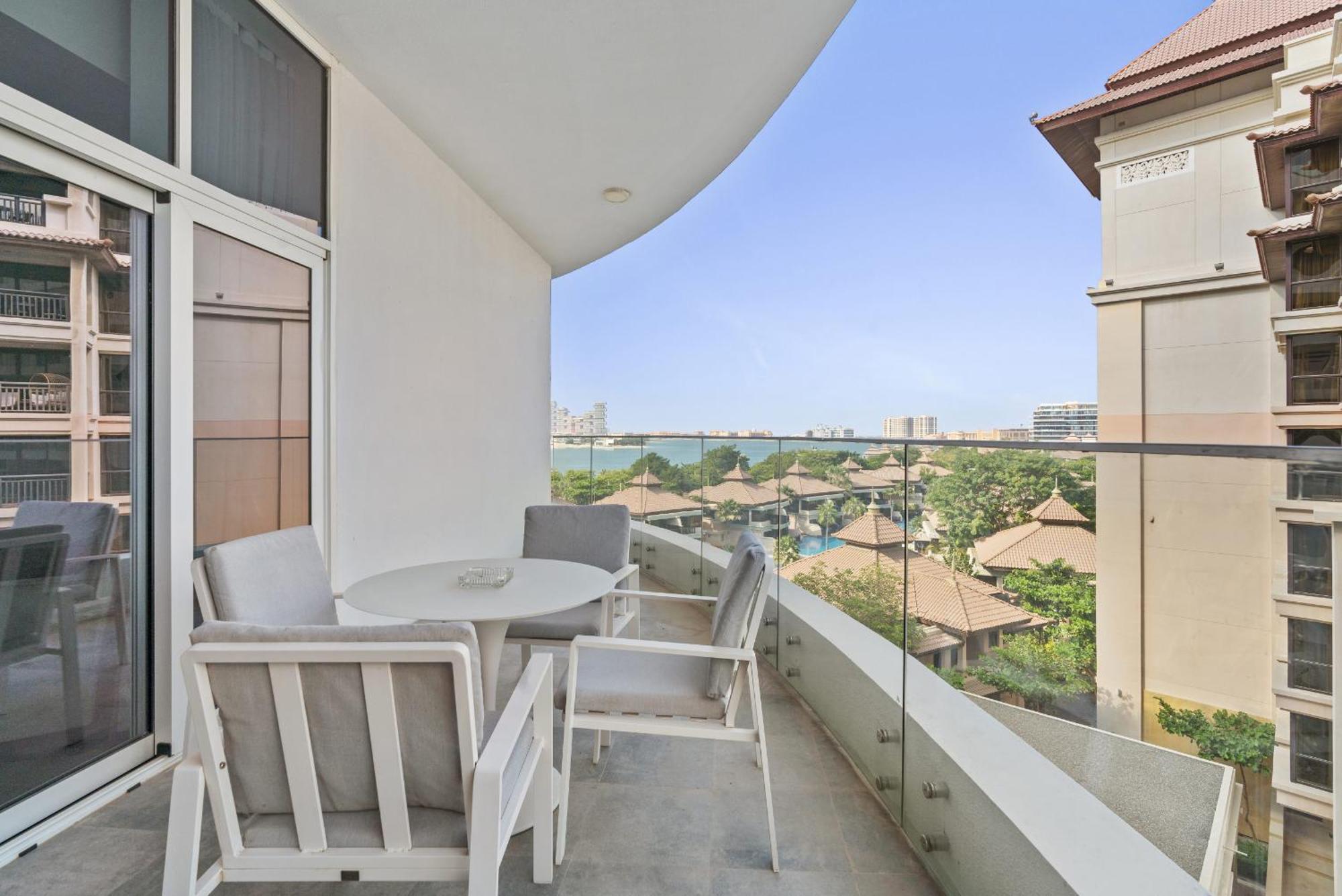 Vayk - Stunning 2 Bedroom With Sea View & Access Dubai