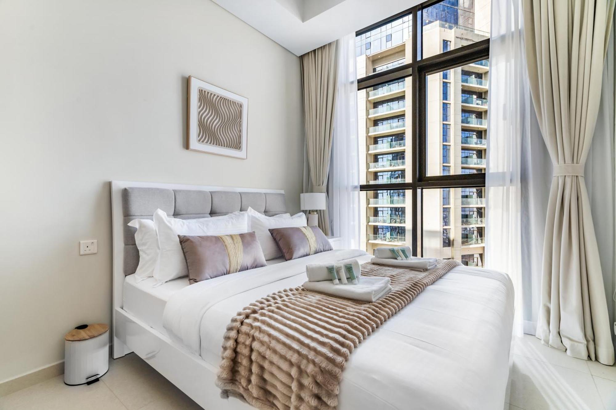 Luxury 3br With Balcony & Views, Aykon Tower