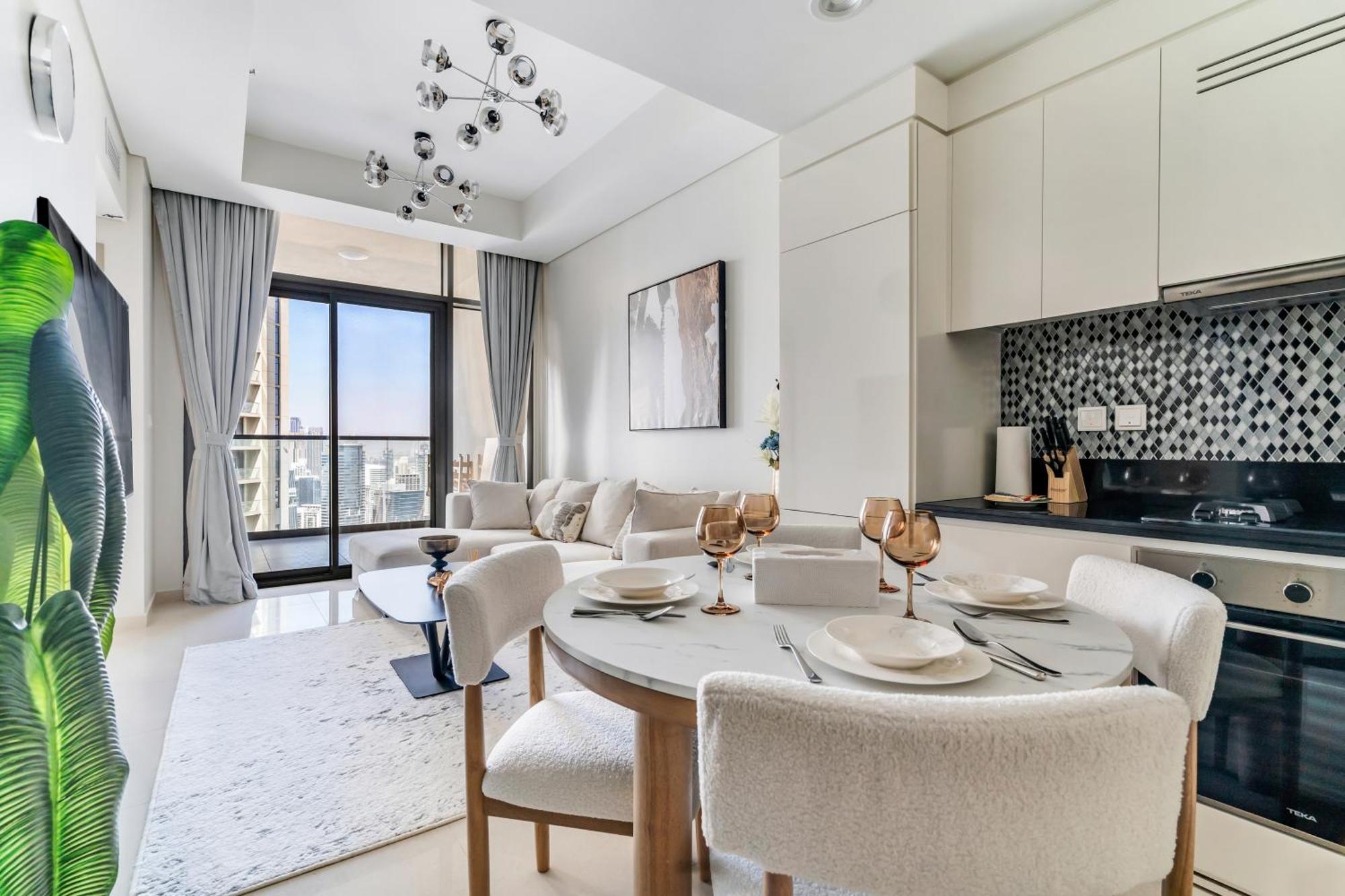 Luxury 3br With Balcony & Views, Aykon Tower Apartment