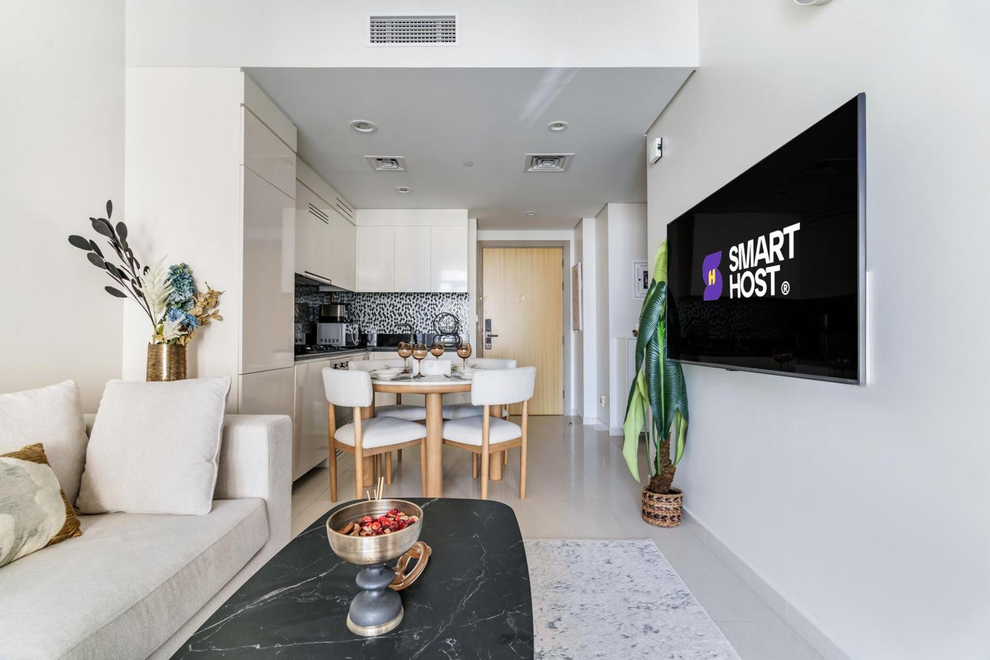 Luxury 3br With Balcony & Views, Aykon Tower Apartment Dubai