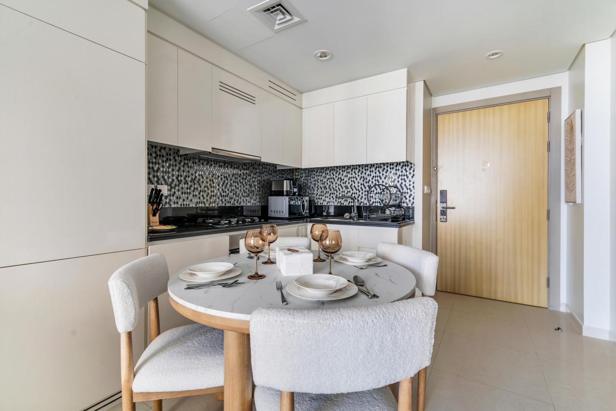 Apartment Luxury 3br With Balcony & Views, Aykon Tower Dubai