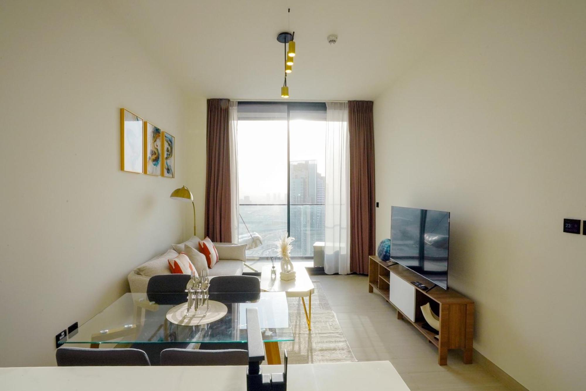 Apartment Elegant 1br In Jvc With Spacious Balcony & Views *