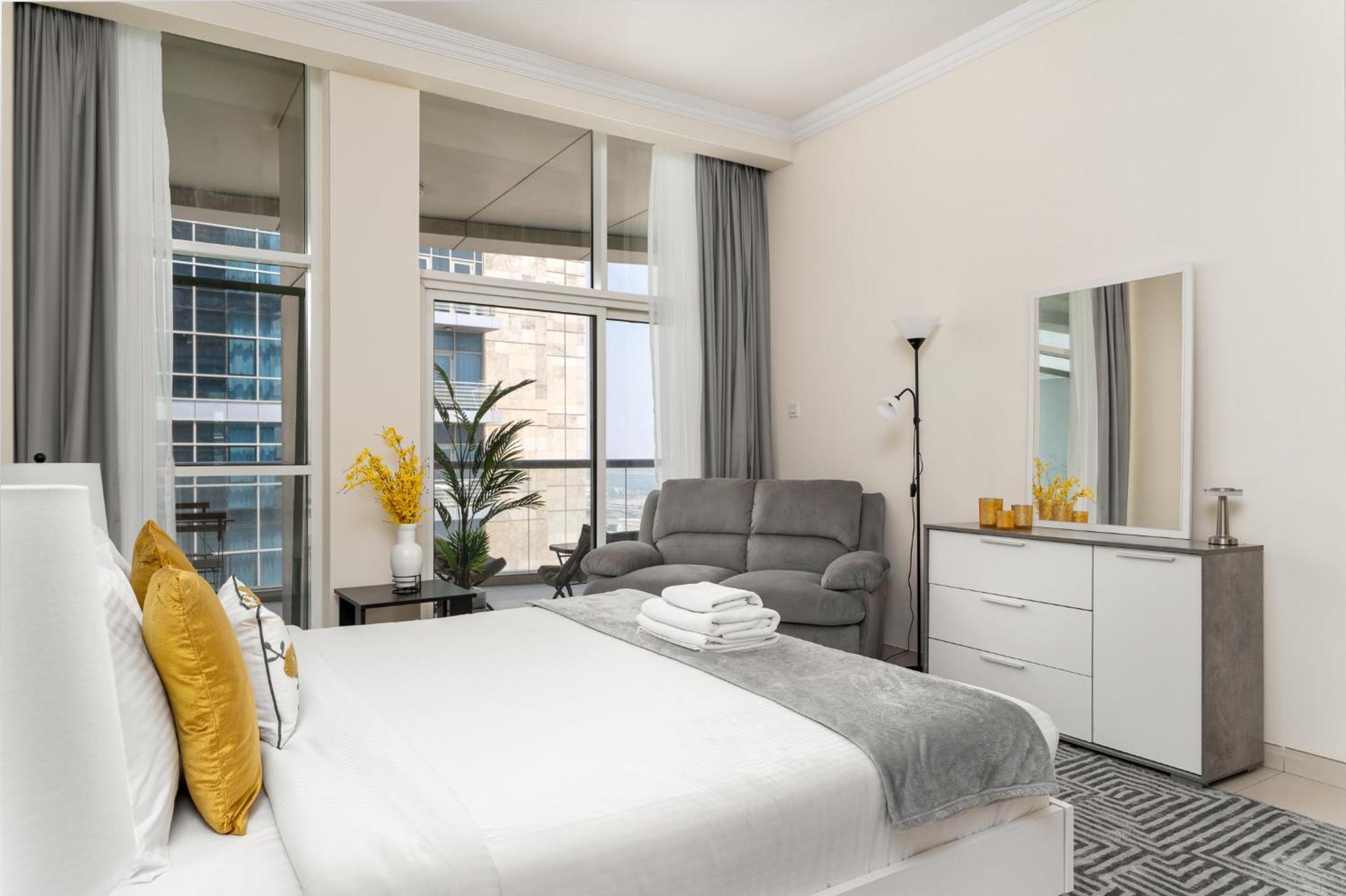 Apartment Spacious 2-bedroom At Missoni, Steps From Canal, Business Bay