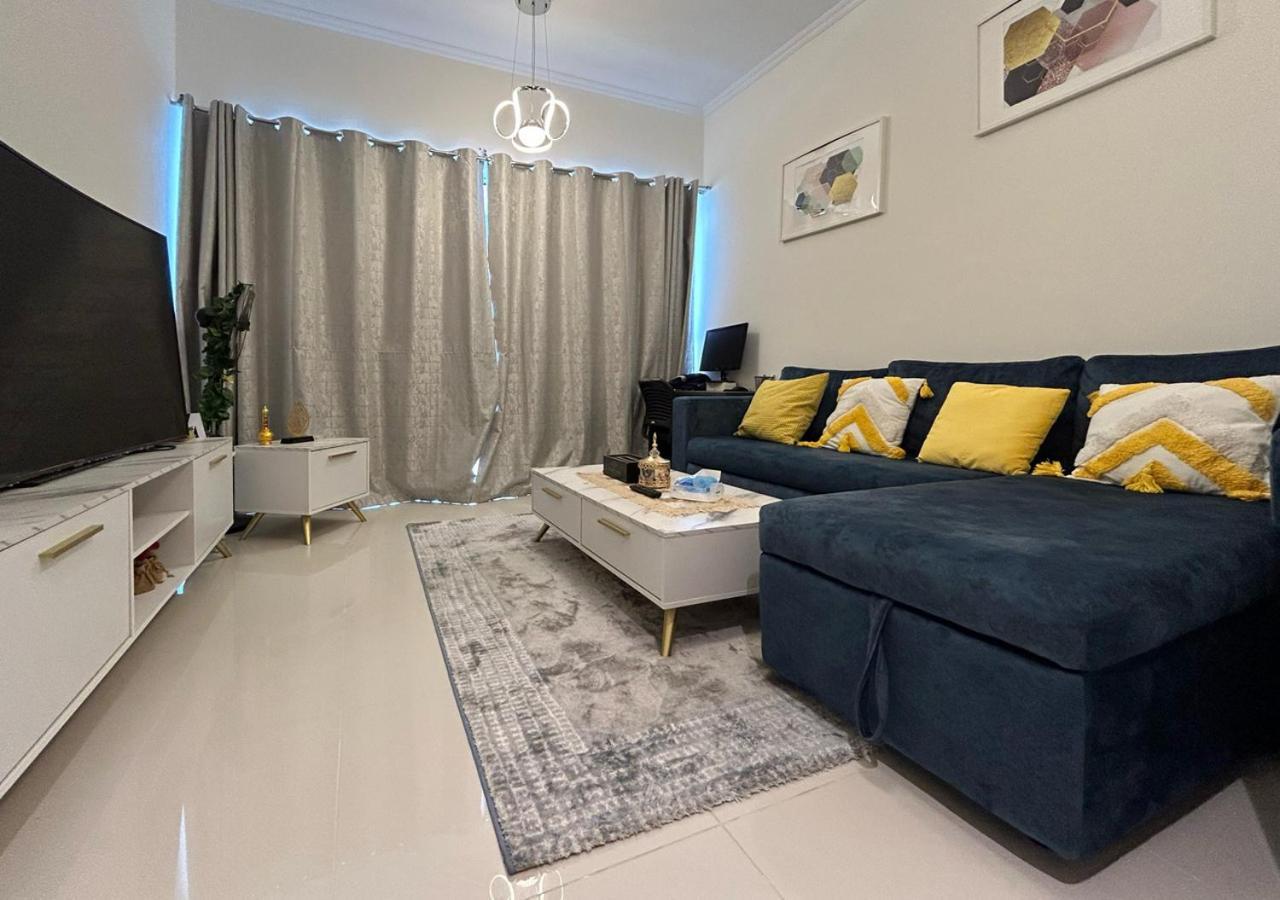 Bespoke Homes - Modern 1br In Carson Tower Damac Hills Apartment Dubai