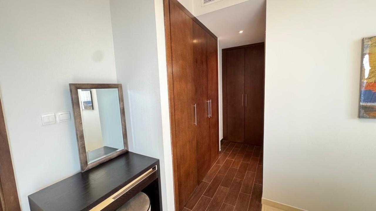 Luxury 1bhk Located In The Matrix 1-2707