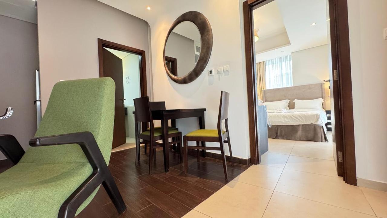 Apartment Luxury 1bhk Located In The Matrix 1-2707 *