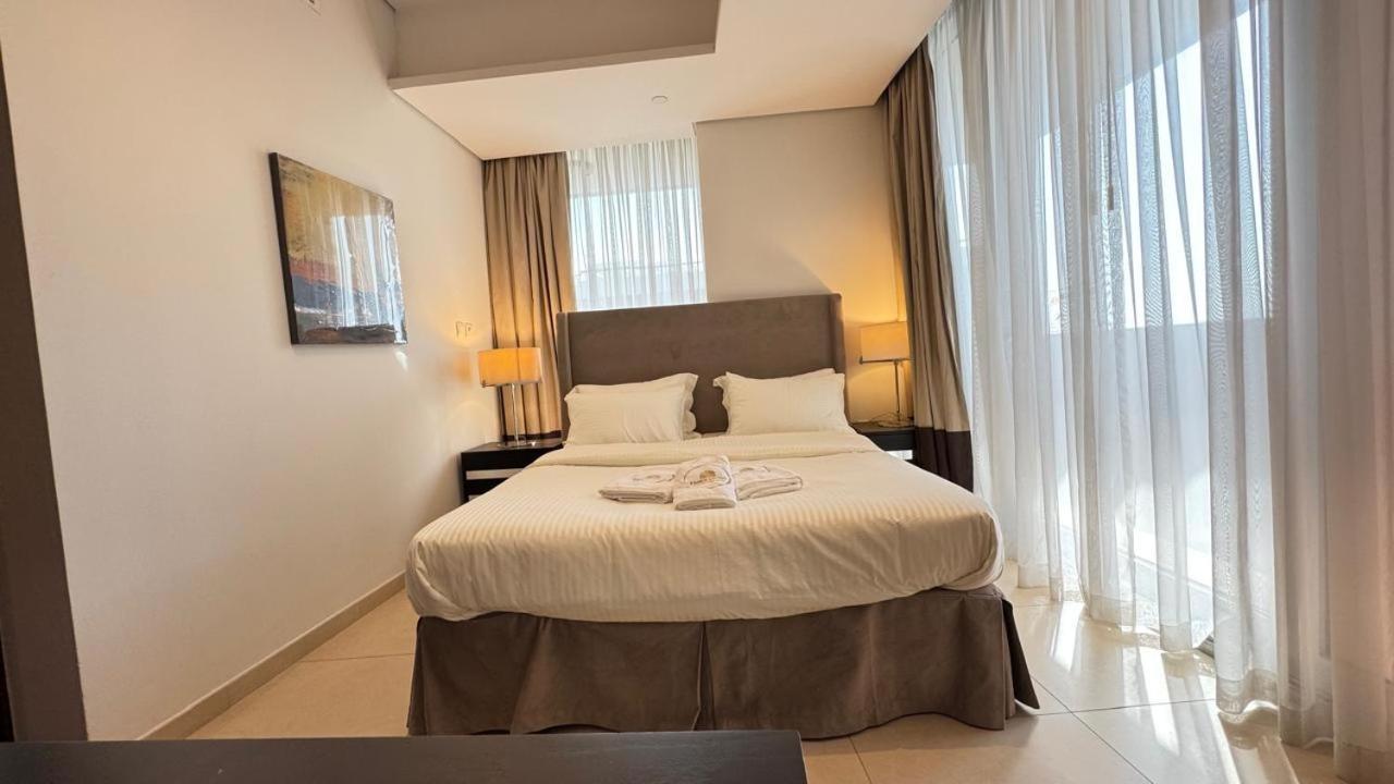 Luxury 1bhk Located In The Matrix 1-2707 Apartment