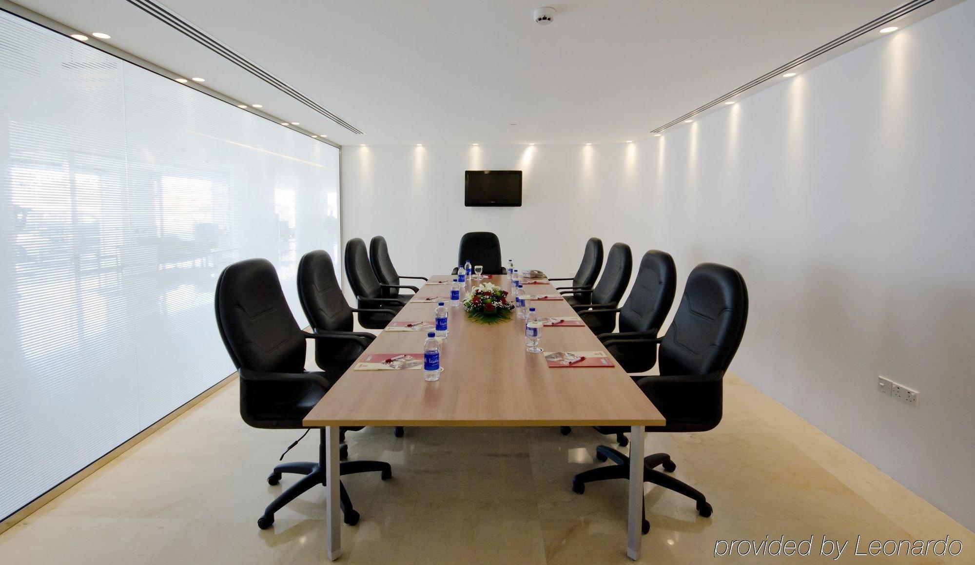 Aparthotel Al Bustan Centre & 4*