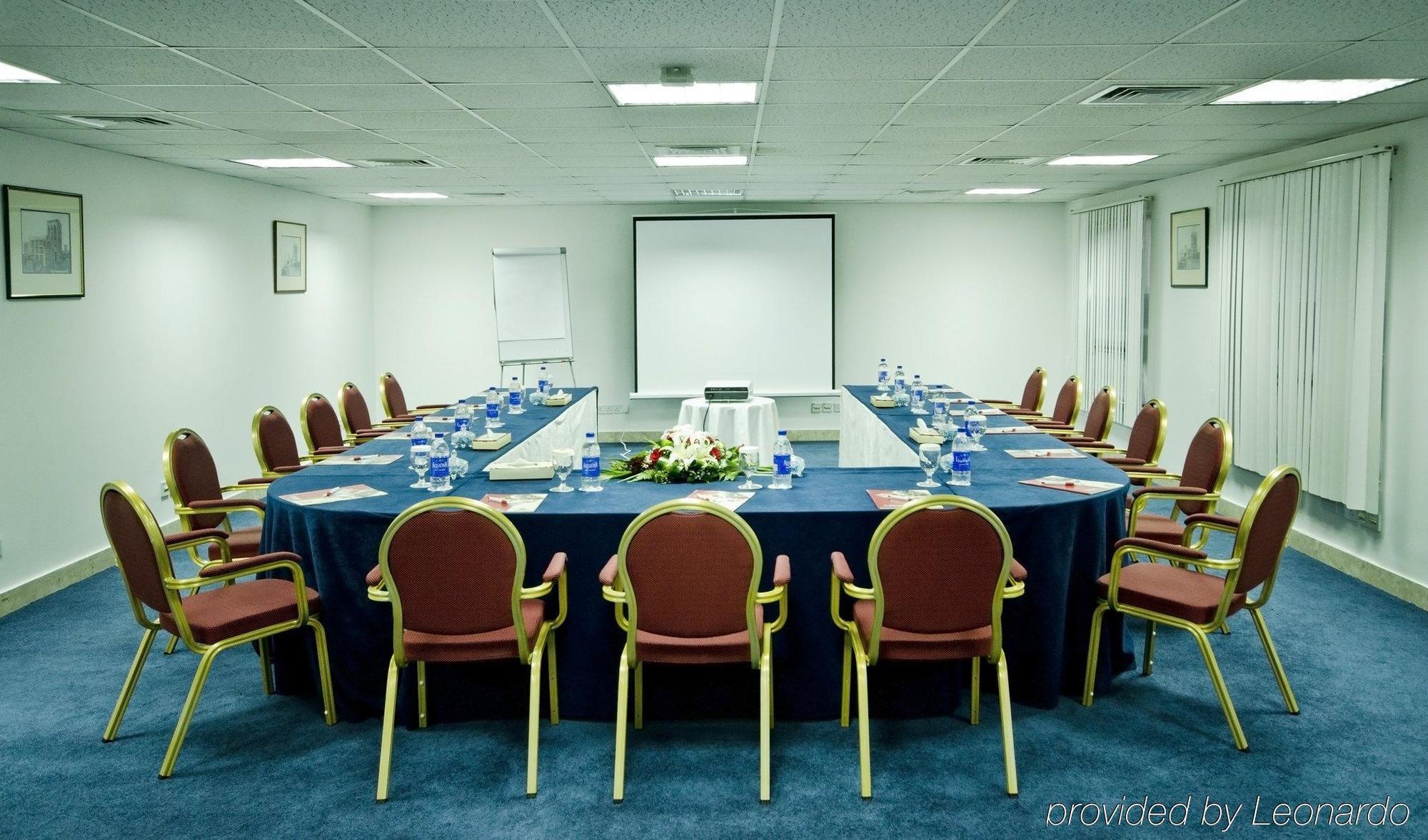 Aparthotel Al Bustan Centre & 4*