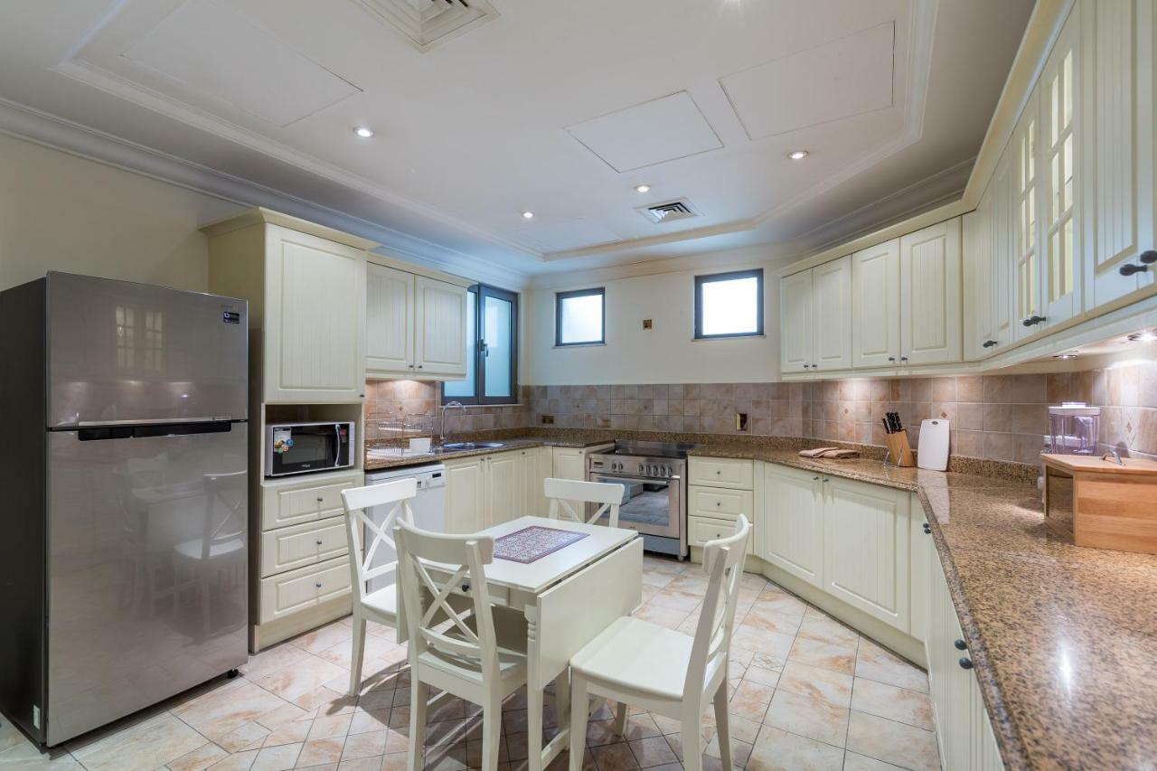 Chic 4br With Assistant And Private Pool On Palm Jumeirah By Deluxe Homes Villa Dubai