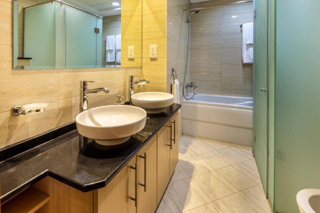Frank Porter - Ocean Heights Apartment Dubai