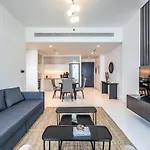 Sea-Front Unique Retreat With Balcony In Marina