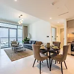 Sea-Front Unique Retreat With Balcony In Marina