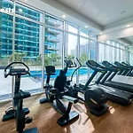Higuests - Stylish Urban Studio Escape In Waves Tower By Kasco
