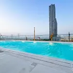 Chic 1-Br Apt & Balcony In Binghatti Heights