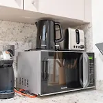Absolutely Stunning 3 Bedroom Apartment In Downtown