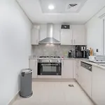 Absolutely Stunning 3 Bedroom Apartment In Downtown