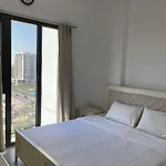 Lovely Calm 3Br Apt Easy Accessibility To Central Dubai With Huge Balcony And Pool View Town Square