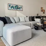 Modern Renovated Spacious Studio Apt With Pool, Gym & Jacuzzi Access In Dubai Marina, Step To Metro