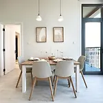 Trophy - Stylish Urban Retreat At Midtown Noor 1