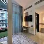 Stylish Studio With Stunning Marina Canal Views Near To The Beach