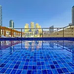 Stylish Studio With Stunning Marina Canal Views Near To The Beach