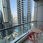 Modern One-Bedroom In Heart Of Marina