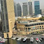 Modern One-Bedroom In Heart Of Marina