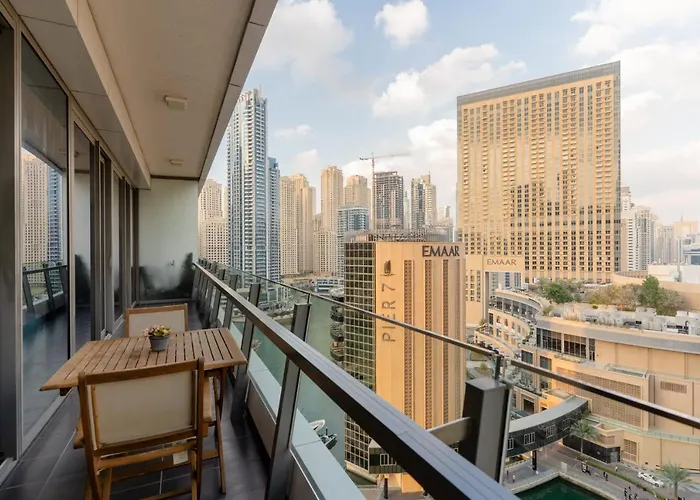 Luxfolio Retreats - Sweeping Marina View