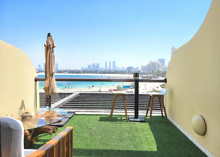Sea Facing Large Beachfront Dubai Palm Jumeirah Studio