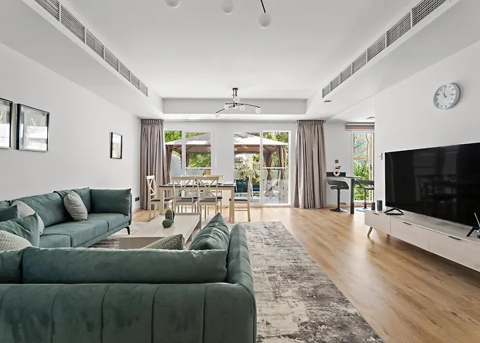 Whole 3 Bedroom With Maids Room House - The Springs - Privat Garden