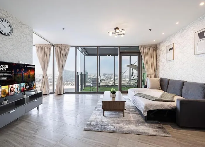 Luxury 1-Br Waterfront Living