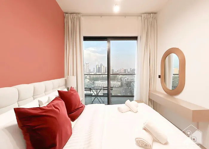 Chic 1-Br Apt & Balcony In Binghatti Heights