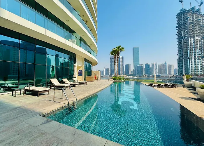 Stunning Studio With Infinity Pool , Canal View , Gym & Free Parking