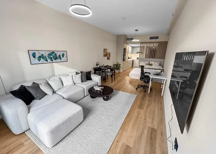 Modern Renovated Spacious Studio Apt With Pool, Gym & Jacuzzi Access In Dubai Marina, Step To Metro