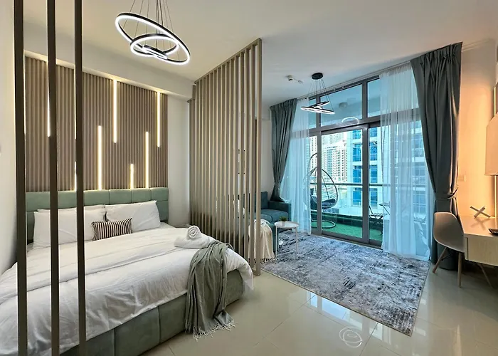 Stylish Studio With Stunning Marina Canal Views Near To The Beach