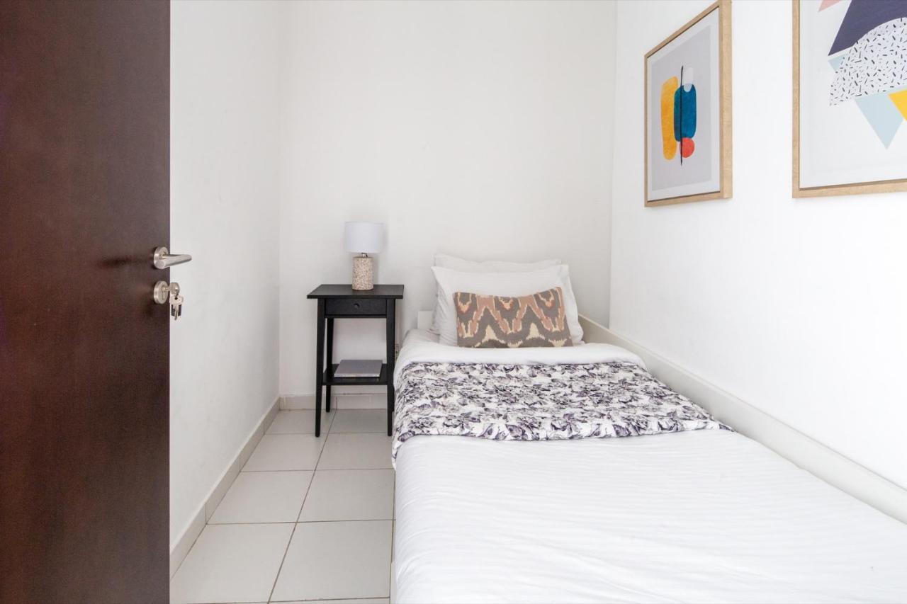 Frank Porter - Marina Tower Apartment