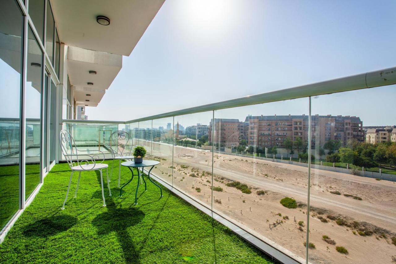 Live Modern Live Luxury - *