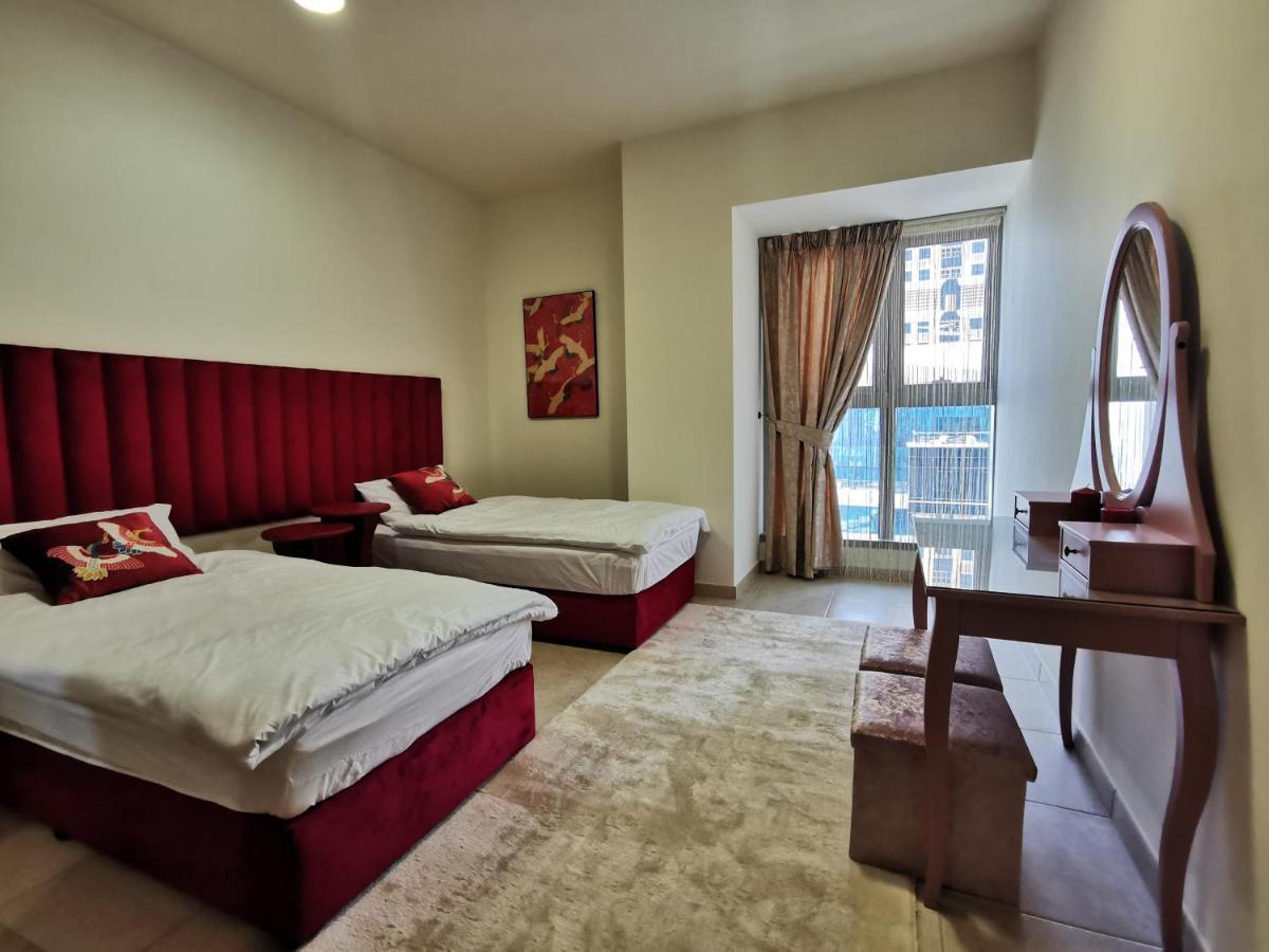 Serenity 3br Palm View In Marina Apartment