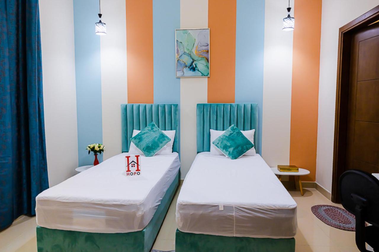 Elegant With Lively Vicinity In Dubai's Heart Apartment