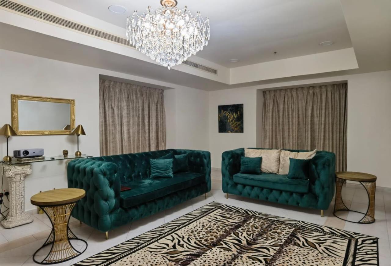 Serenity 3br Palm View In Marina *