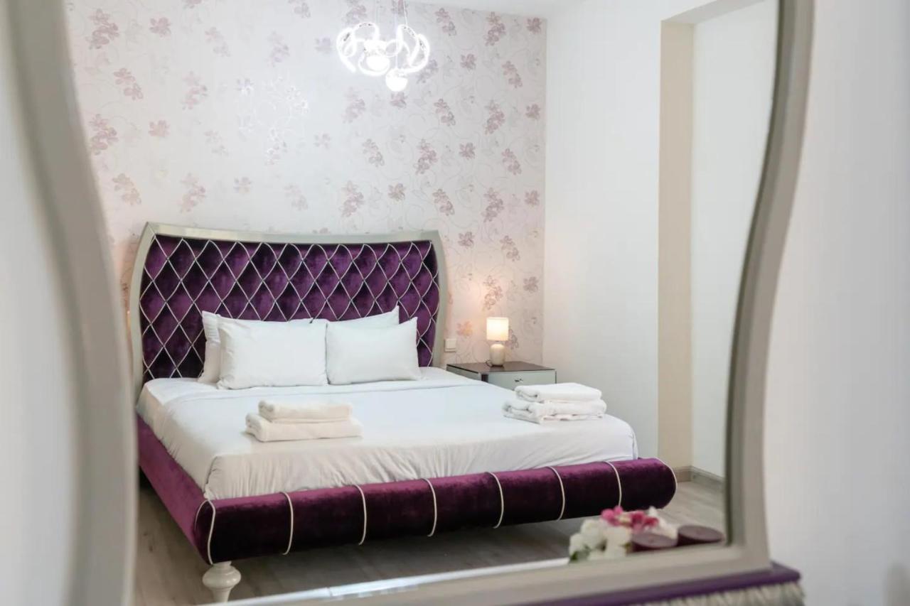 Gorgeous 2 Bedroom In Near The *