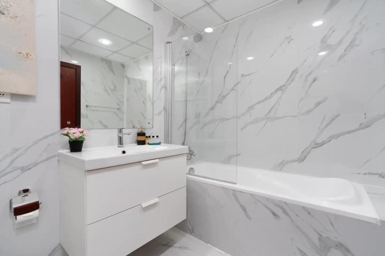 Gorgeous 2 Bedroom In Near The Apartment