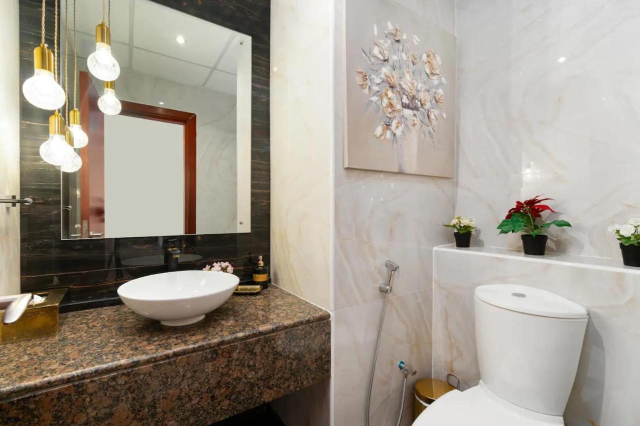 Gorgeous 2 Bedroom In Near The *