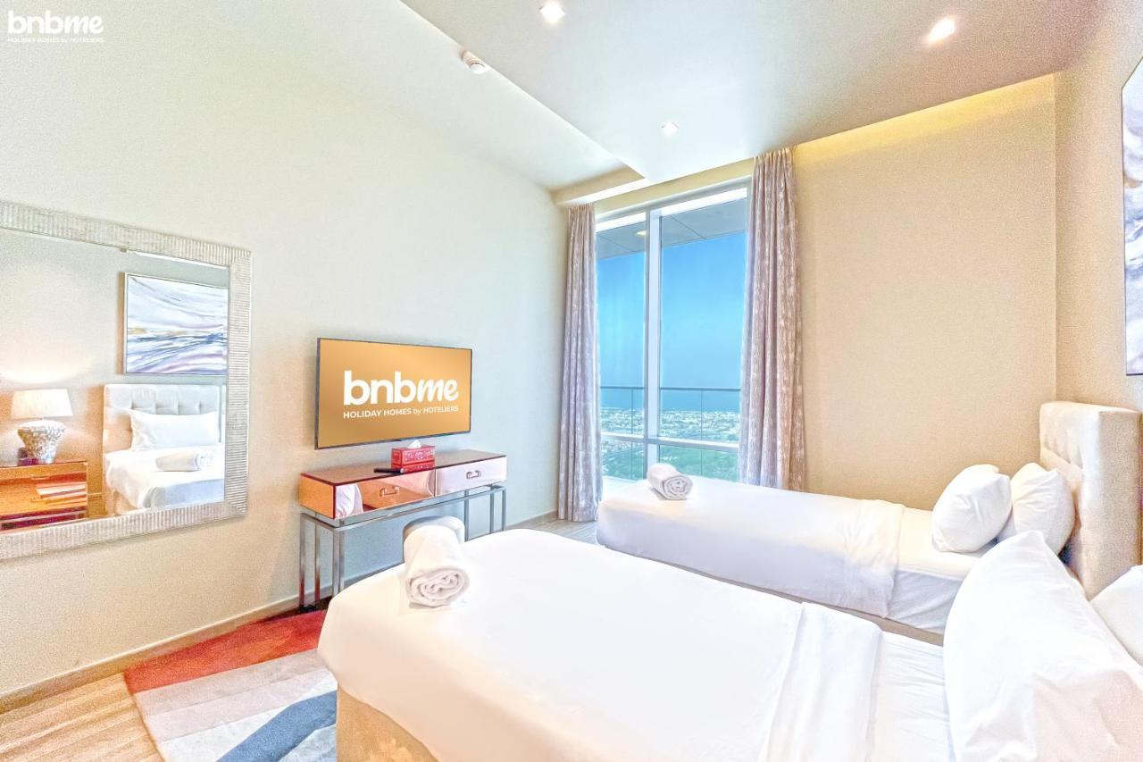 Bnbme - Waterfront Expansive Apt With Maid's Room, Poolside Cafe * Dubai