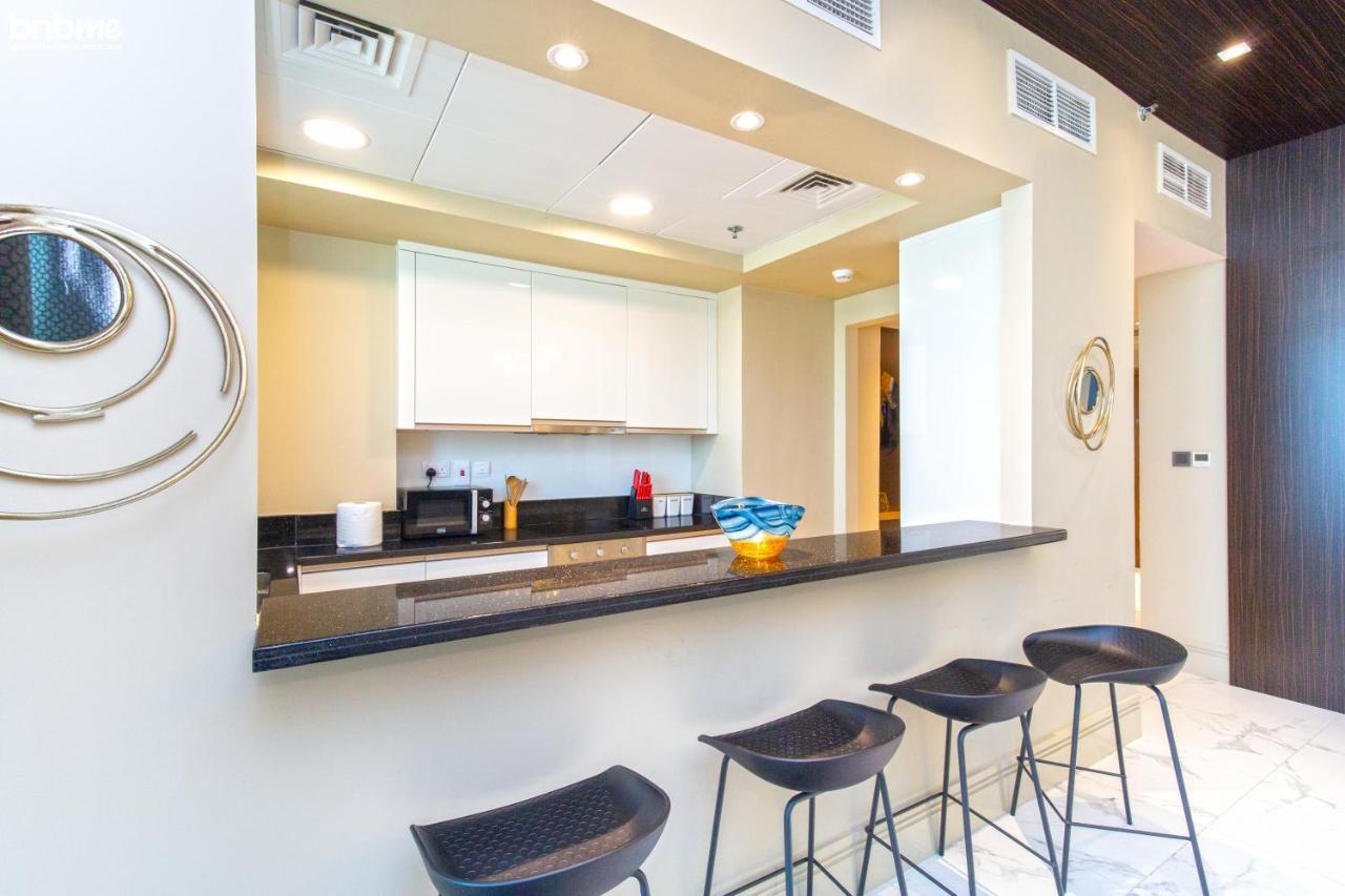Apartment Bnbme - Waterfront Expansive Apt With Maid's Room, Poolside Cafe Dubai