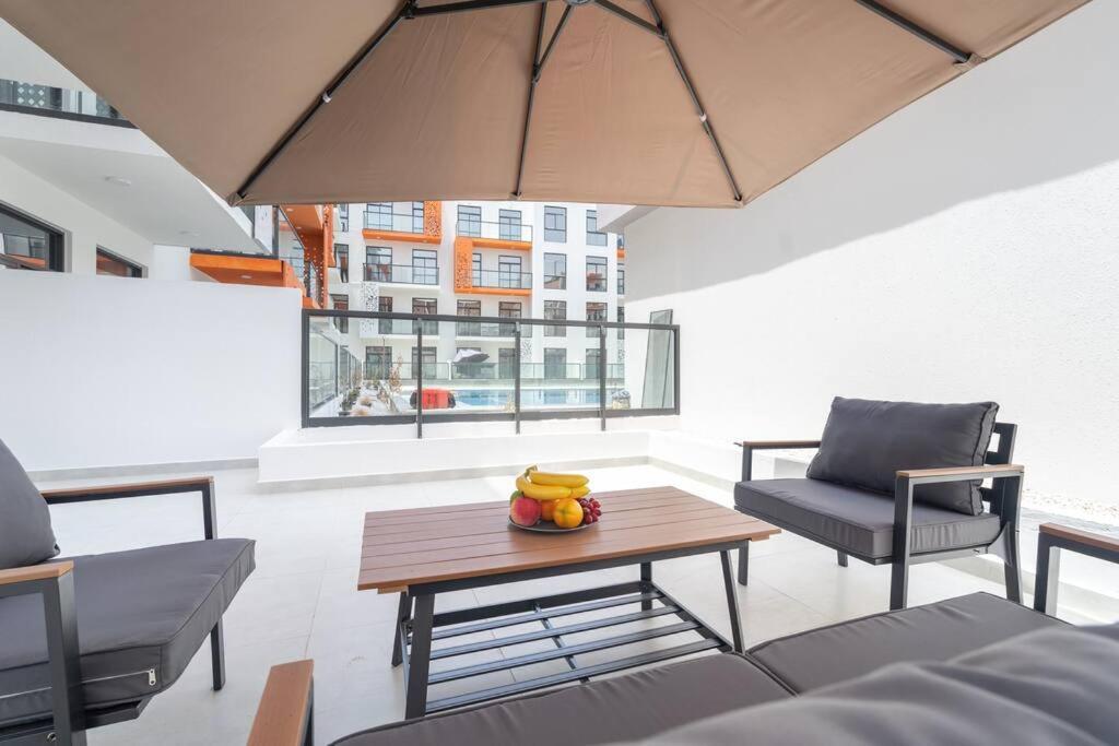 Restful With Private Terrace By The Pool Apartment *