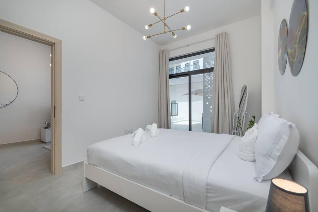 Restful With Private Terrace By The Pool Apartment Dubai
