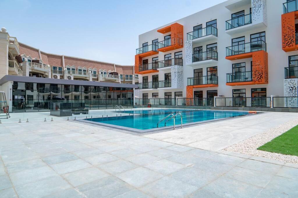 Restful With Private Terrace By The Pool Dubai