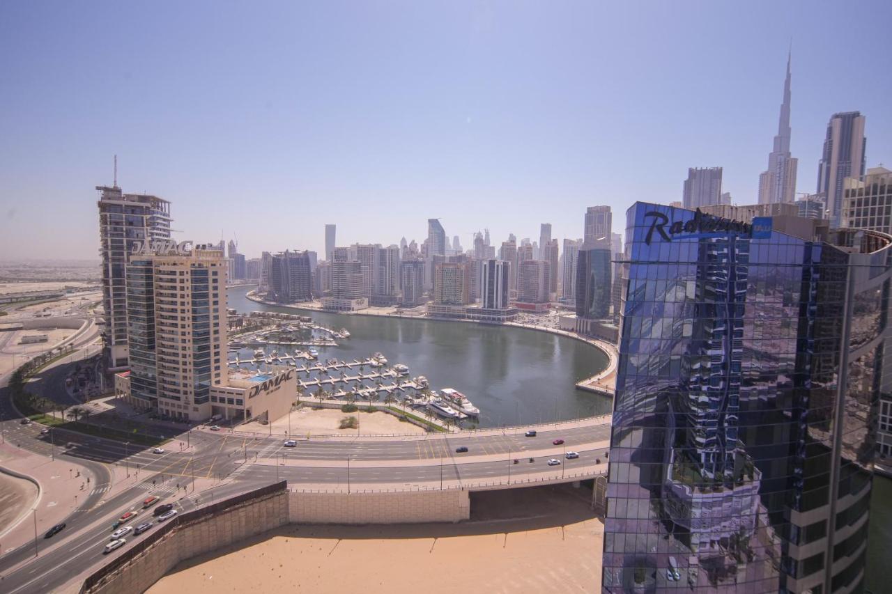 Elegant 2br View With Rooftop Pool The Bay Apartment